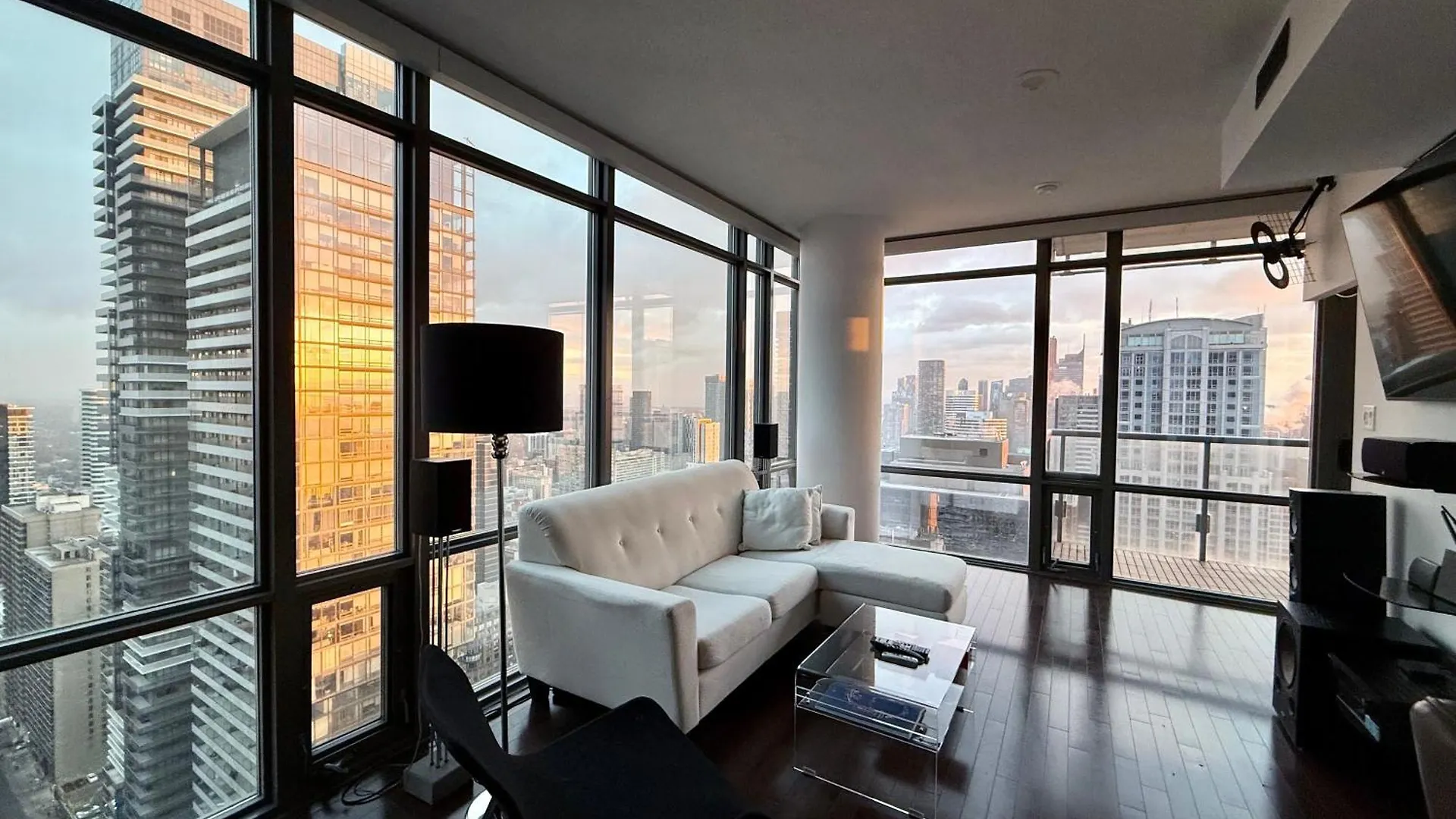Apartment Murano Condos - Bay & College - Fully Equipped Downtown Toronto Condo