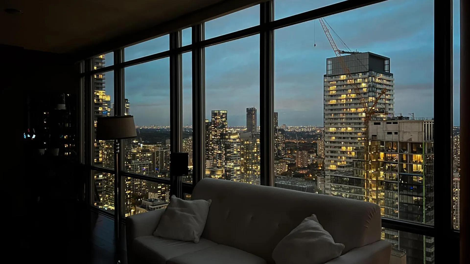 Murano Condos - Bay & College - Fully Equipped Downtown Toronto Condo