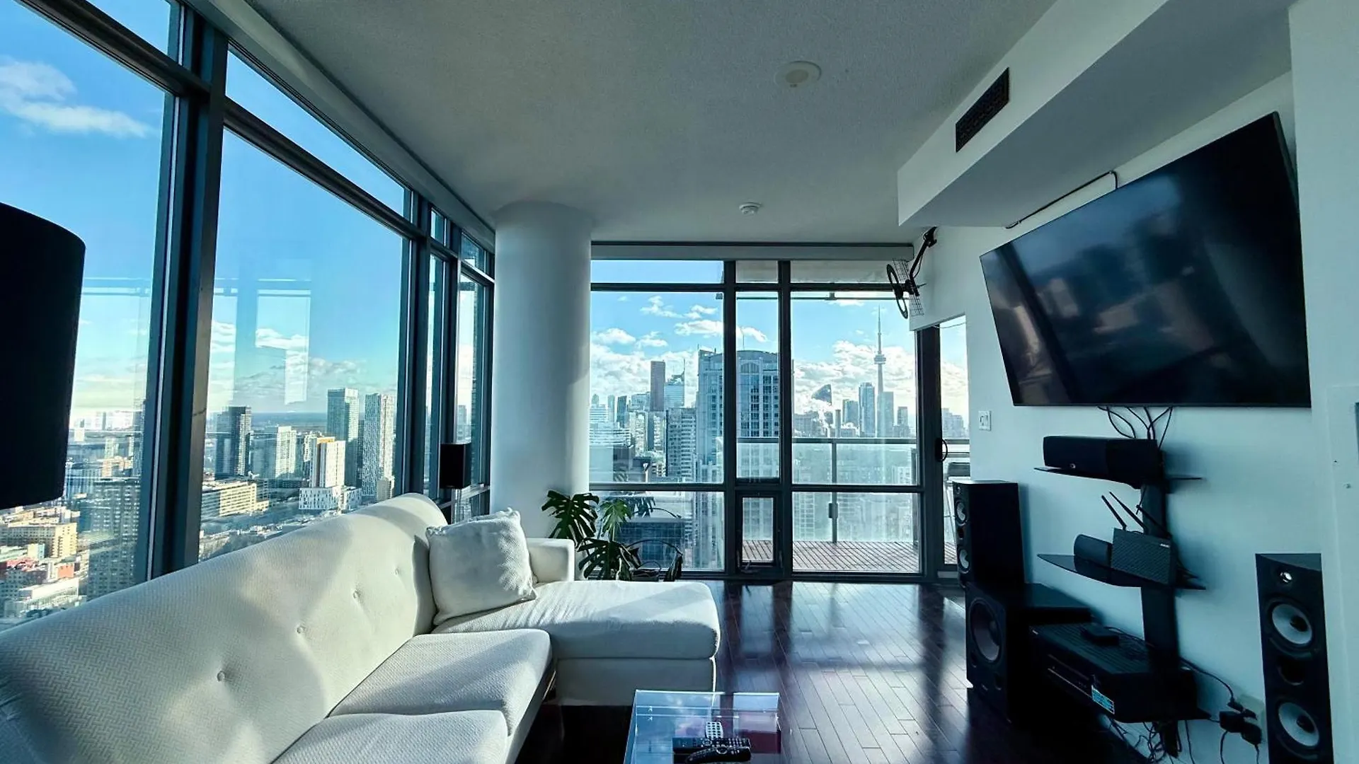 Apartment Murano Condos - Bay & College - Fully Equipped Downtown Toronto Condo