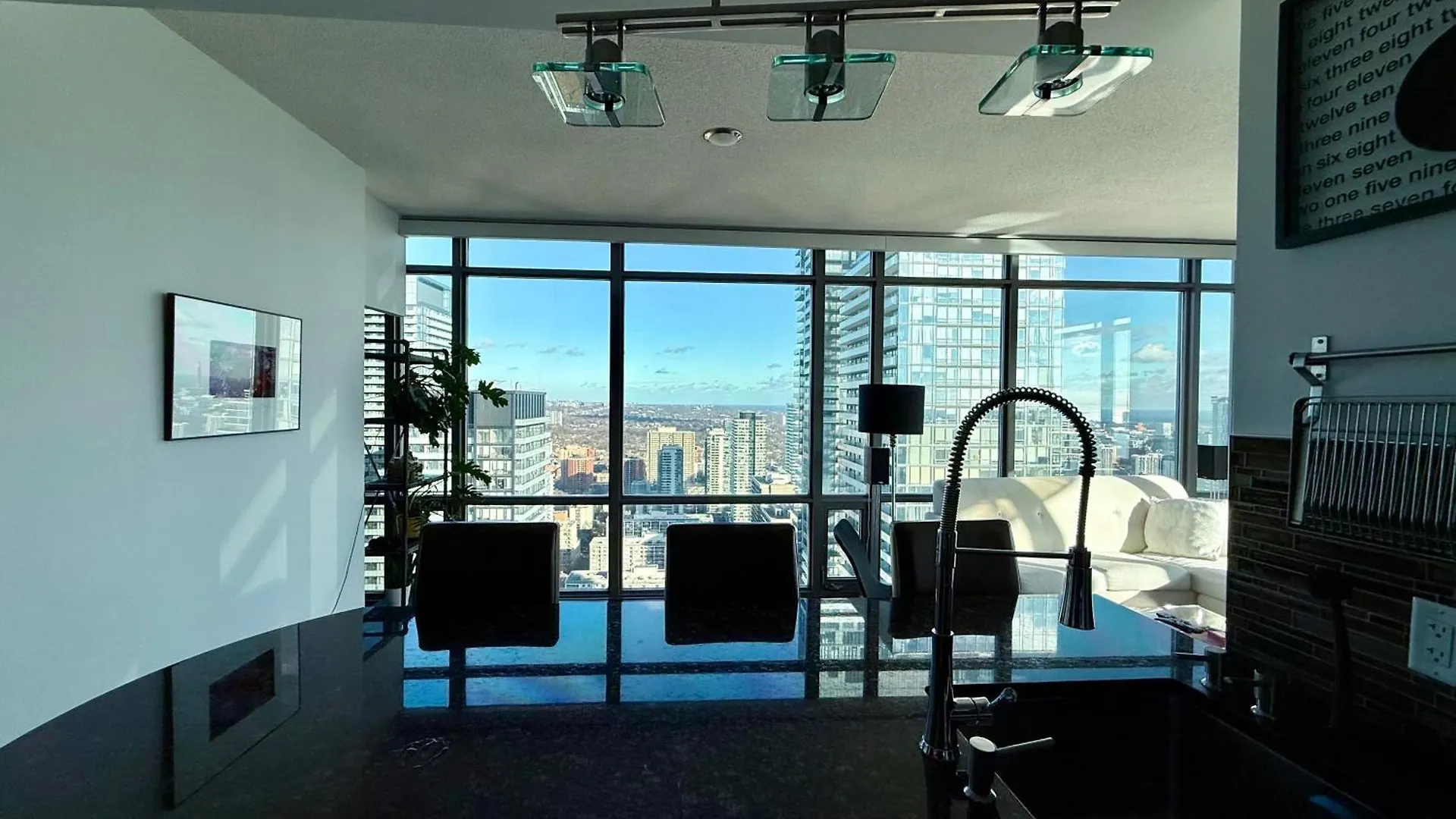 Murano Condos - Bay & College - Fully Equipped Downtown Toronto Condo Apartment